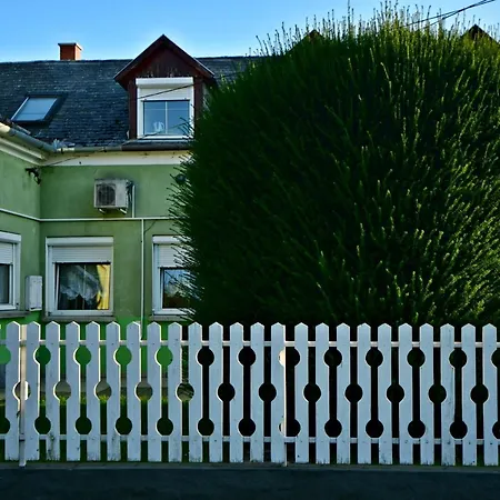 Tiszafa Vendeghaz Bed & Breakfast *