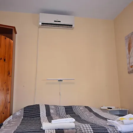 Tiszafa Vendeghaz Bed & Breakfast *