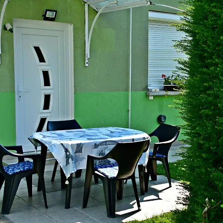 Tiszafa Vendeghaz Bed & Breakfast *