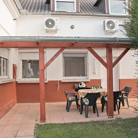 Tiszafa Vendeghaz Bed & Breakfast 4*